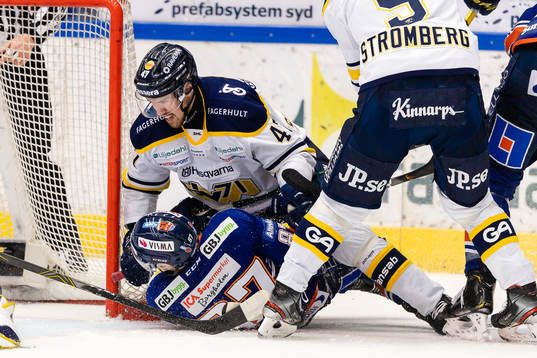 s Miska Siikonen ligger på Växjös Robert Rosén
