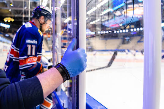 Plasthandske på plexiglas