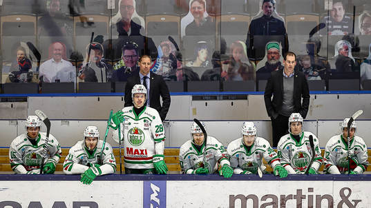 Rögles bås med tränare Cam Abbott