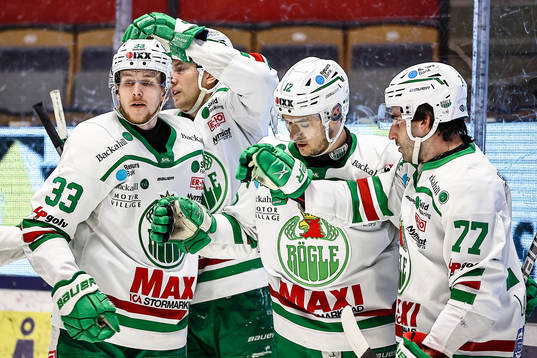 Rögles spelare jublar