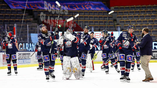 Linköpings spelare med Jonas Junland jublar