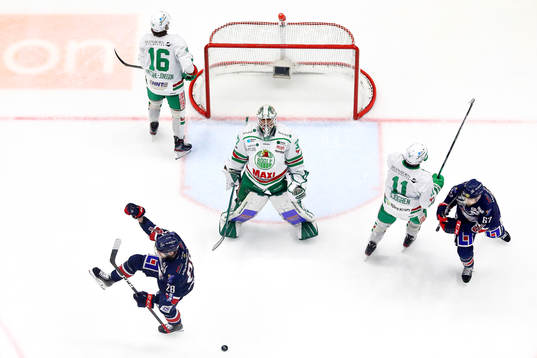 Linköpings Jaakko Rissanen jublar och Rögles spelare