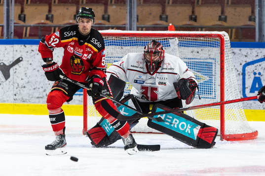 Luleås Karl Fabricius och Örebros målvakt Jhonas Enroth