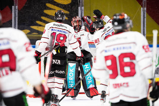 Örebros målvakt Jhonas Enroth jublar