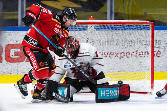 Luleås Niklas Olausson och Örebros målvakt Jhonas Enroth
