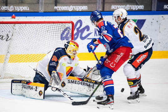 Oskarshamns Kim Rosdahl och Djurgårdens målvakt Mantas