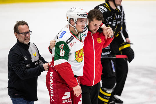 Moras Robin Johansson lämnar isen skadad