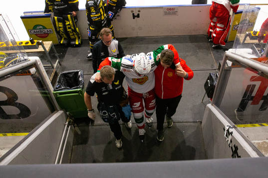 Moras Robin Johansson lämnar isen med skada