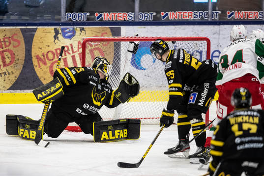 Västerås målvakt Emil Kruse släpper in 1-2 av Moras