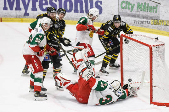 Västerås Joakim Hillding gör 2-2 på Moras målvakt