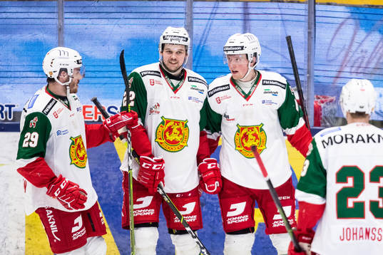 Moras Oskar Stål-Lyrenäs jublar med lagkamrater