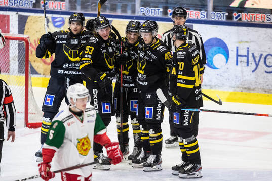 Västerås William Wikman jublar med lagkamrater