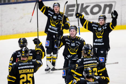 Västerås Lukas Zetterberg jublar med lagkamrater