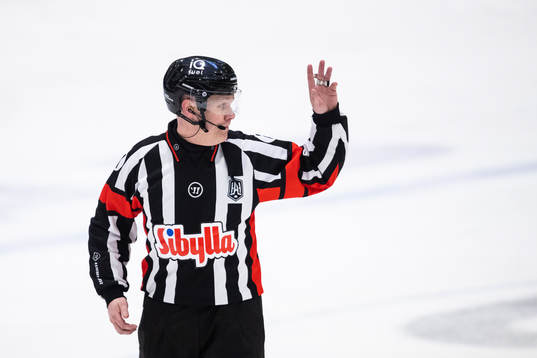 Domaren Anders Sandahl godkänner Västerås 2-2 mål som
