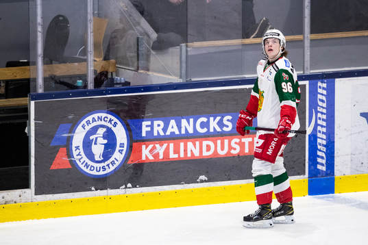 Moras Lucas Wernblom på väg till utvisningsbåset