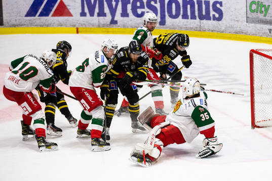 Målchans framför Moras målvakt Matteus Ward som leder