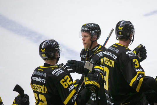 Västerås Fredrik Johansson jublar med lagkamrater