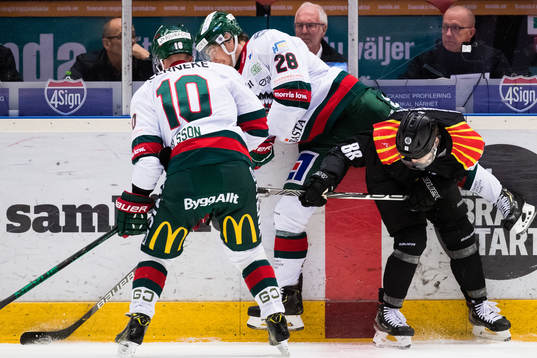 Frölundas Jens Olsson och Johan Sundström i kamp om