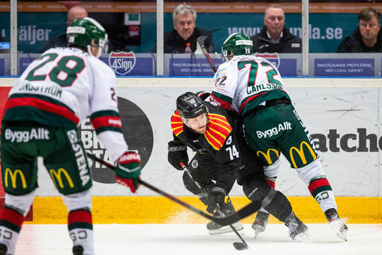 Brynäs Chad Billins och Frölundas fr72<i kamp om pucken