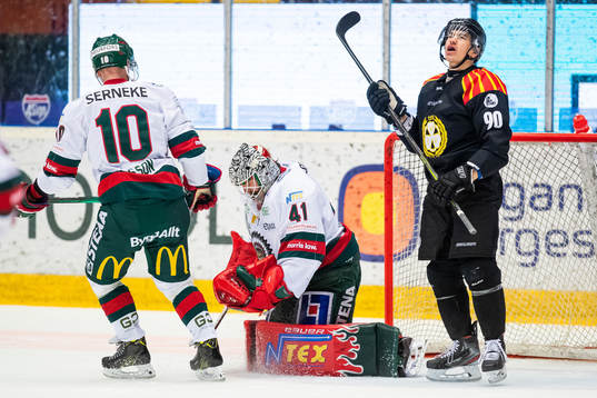 Frölundas målvakt Niklas Rubin räddar en puck framför