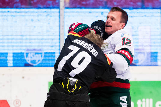 Brynäs Daniel Mannberg och Frölundas Max Friberg