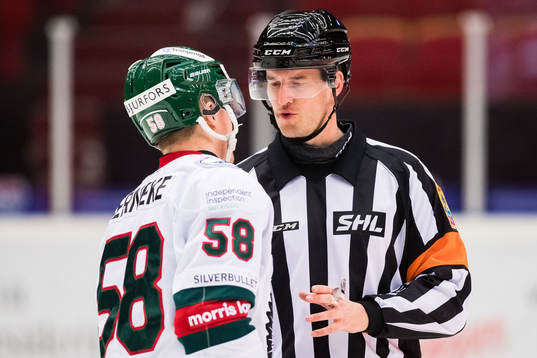 Frölundas Jesper Sellgren talar med domare Johan Nordlöf