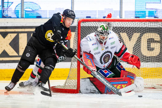 Brynäs Linus Ölund och Frölundas målvakt Johan Mattsson