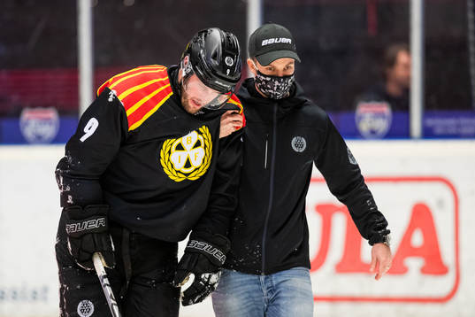 Brynäs Niclas Andersén hjälps av isen