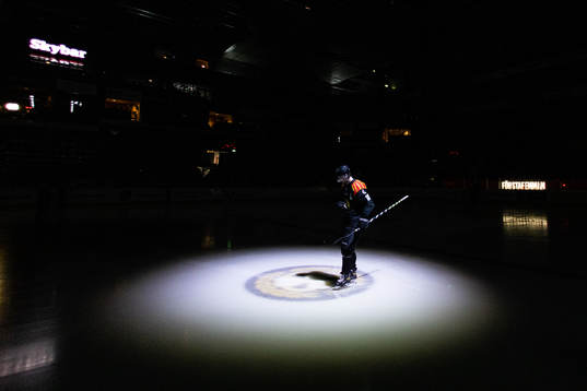 Brynäs Anton Rödin innan ishockeymatchen i SHL mellan