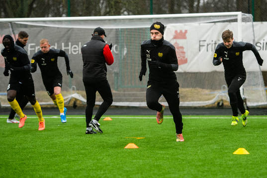 Mjällbys Jesper Gustavsson värmer upp