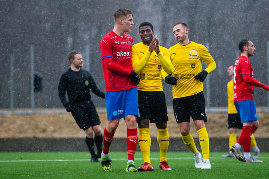 Mjällbys Neftali Benedic Manzambi och Adam Petersson deppar