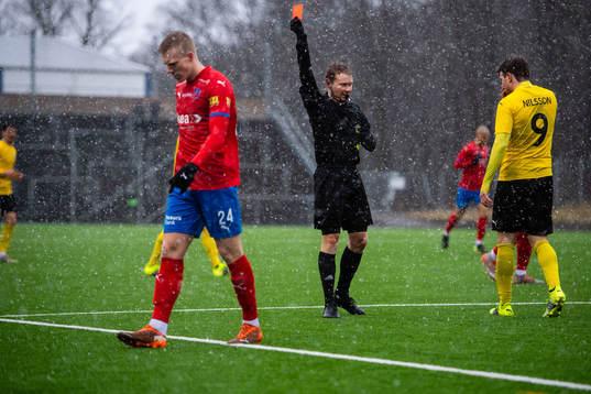 Domare Fredrik Klitte tilldelar Helsingborgs Emil Hellman