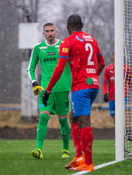 Helsingborgs målvakt Alexander Nilsson i samtal med