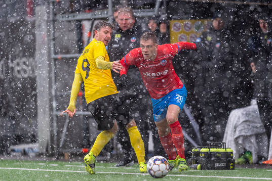 Mjällbys Joel Nilsson mot Helsingborgs Dennis Olsson