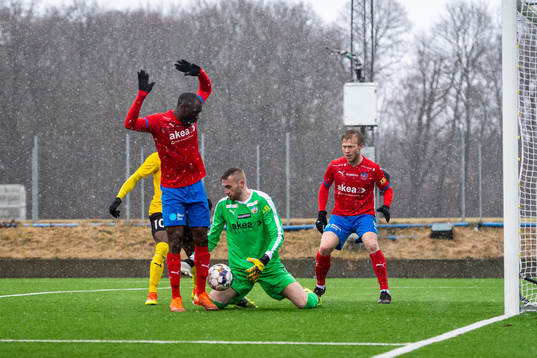 Helsingborgs målvakt Alexander Nilsson med ett ingripande