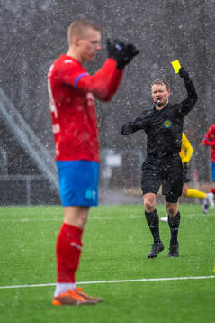 Domare Fredrik Klitte ger Helsingborgs Emil Hellman sitt