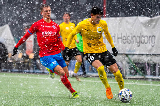 Helsingborgs Dennis Olsson jagar Mjällbys Mark Tokich