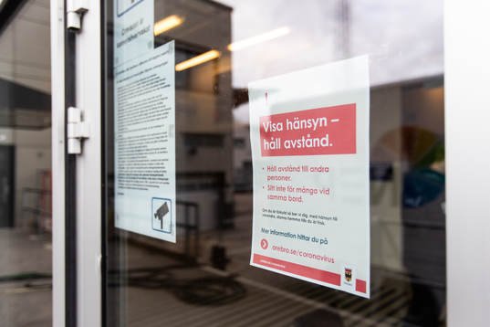 Coronainformation på en dörr