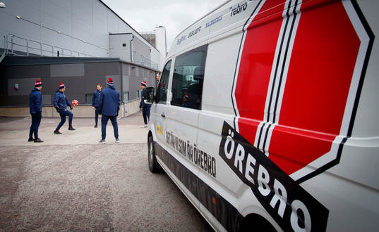 Oskarshamns spelarna värmer upp med fotboll