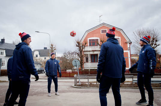 Oskarshamns spelarna värmer upp med fotboll