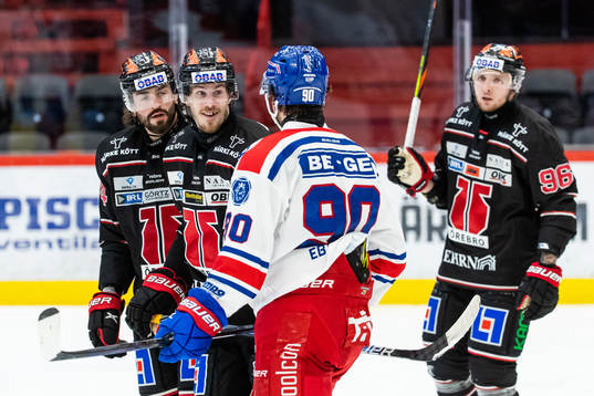 Örebros Emil Larsson i diskussion med Oskarshamns Lance