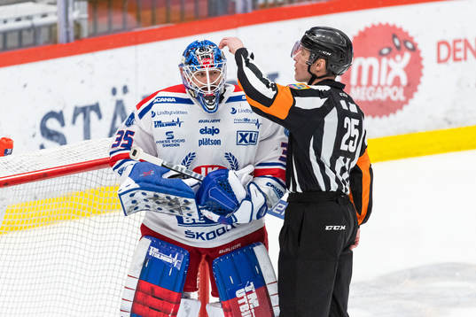 Oskarshamns målvakt Joe Cannata ses om av domare Tobias