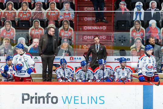 Oskarshamns tränare Martin Filander och spelare deppar