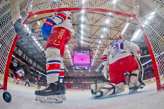 Oskarshamns målvakt Aleksandr Sudnitcin deppar