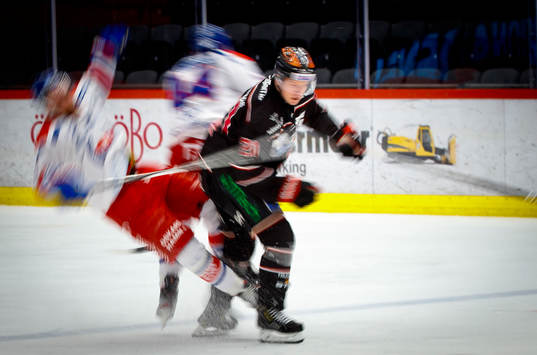 Örebros Linus Öberg tacklar Oskarshamns Adam Janosik