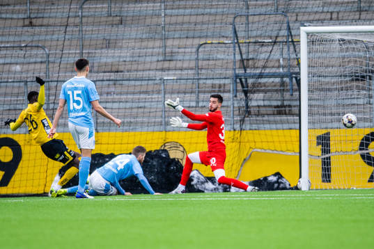 Elfsborgs Marokhy Ndione gör 2-0 bakom Malmö FFs målvakt