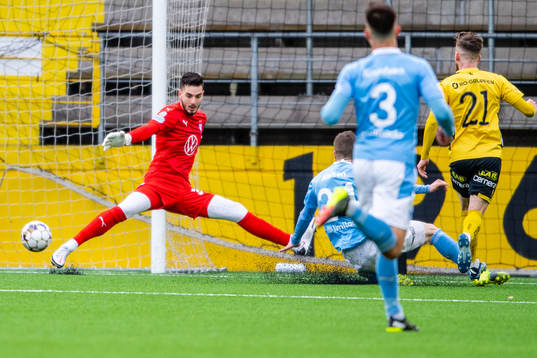 Malmö FFs målvakt Marko Johansson räddar
