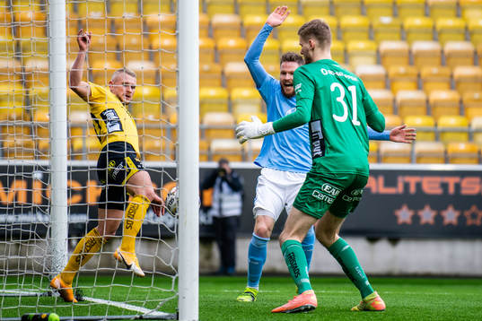 Elfsborgs Simon Strand räddar på mållinjen