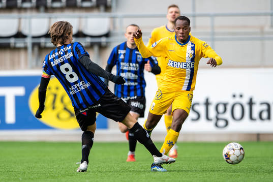 Sirius Tim Björkström och IFK Göteborgs Alhassan Yusuf