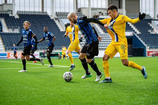 Sirius Karl Larson och IFK Göteborgs Alexander Jallow
